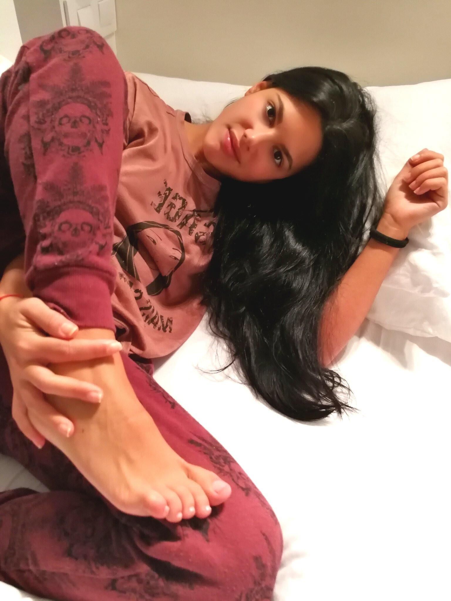 Los pies arqueados sexys de Apolonia Lapiedra