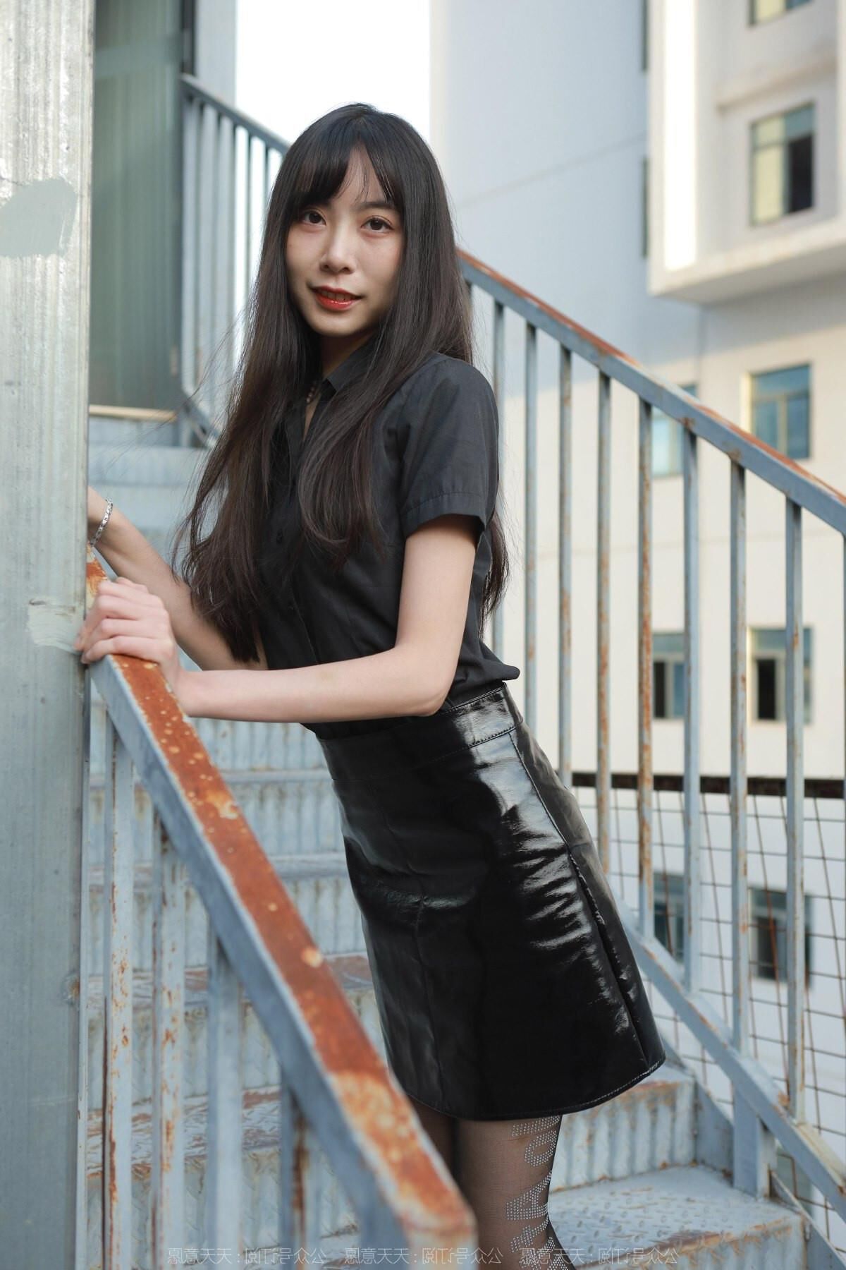 Sexy asiatisches Mädchen in Nylon und Leder