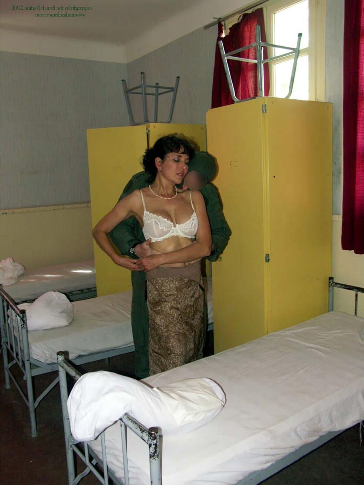 Französische Nadine sexy französische Exhibitionistische Armee Manöver