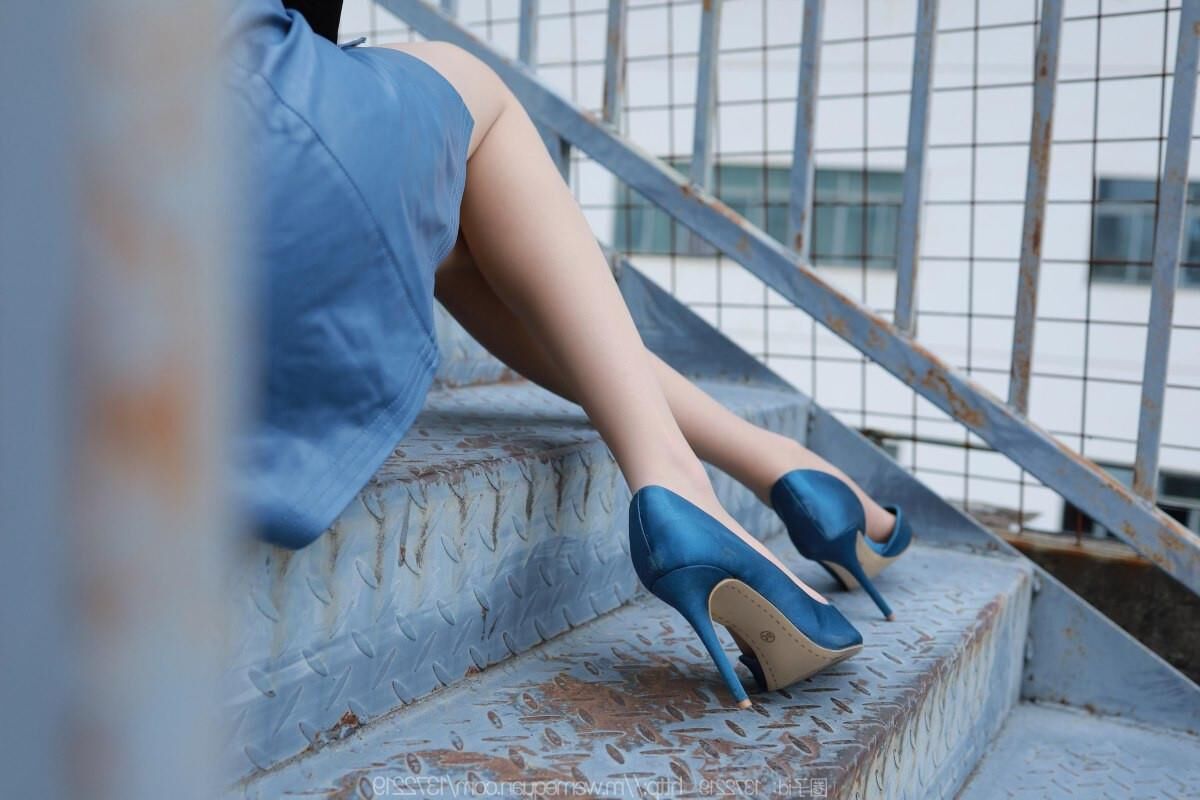Sexy asiatisches Mädchen in Nylon und Leder