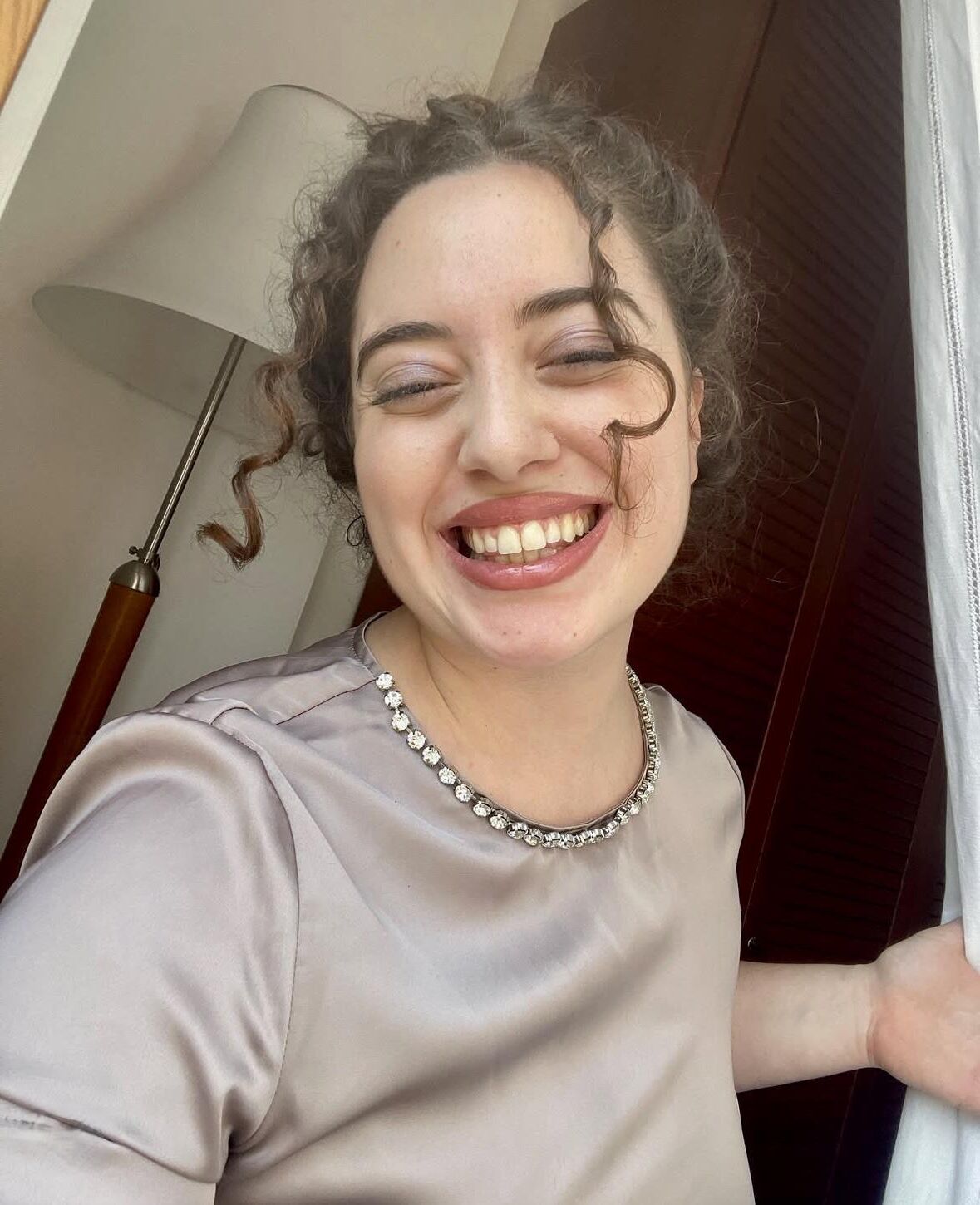 Elisabetta muy sexy chica bbw italiana con cabello rizado y big bu