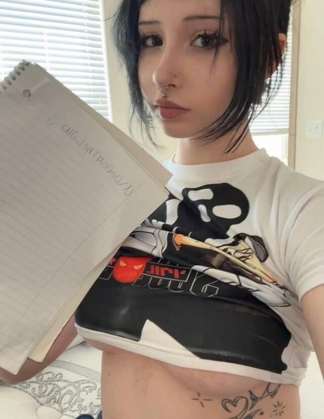 Petite Goth con marcas