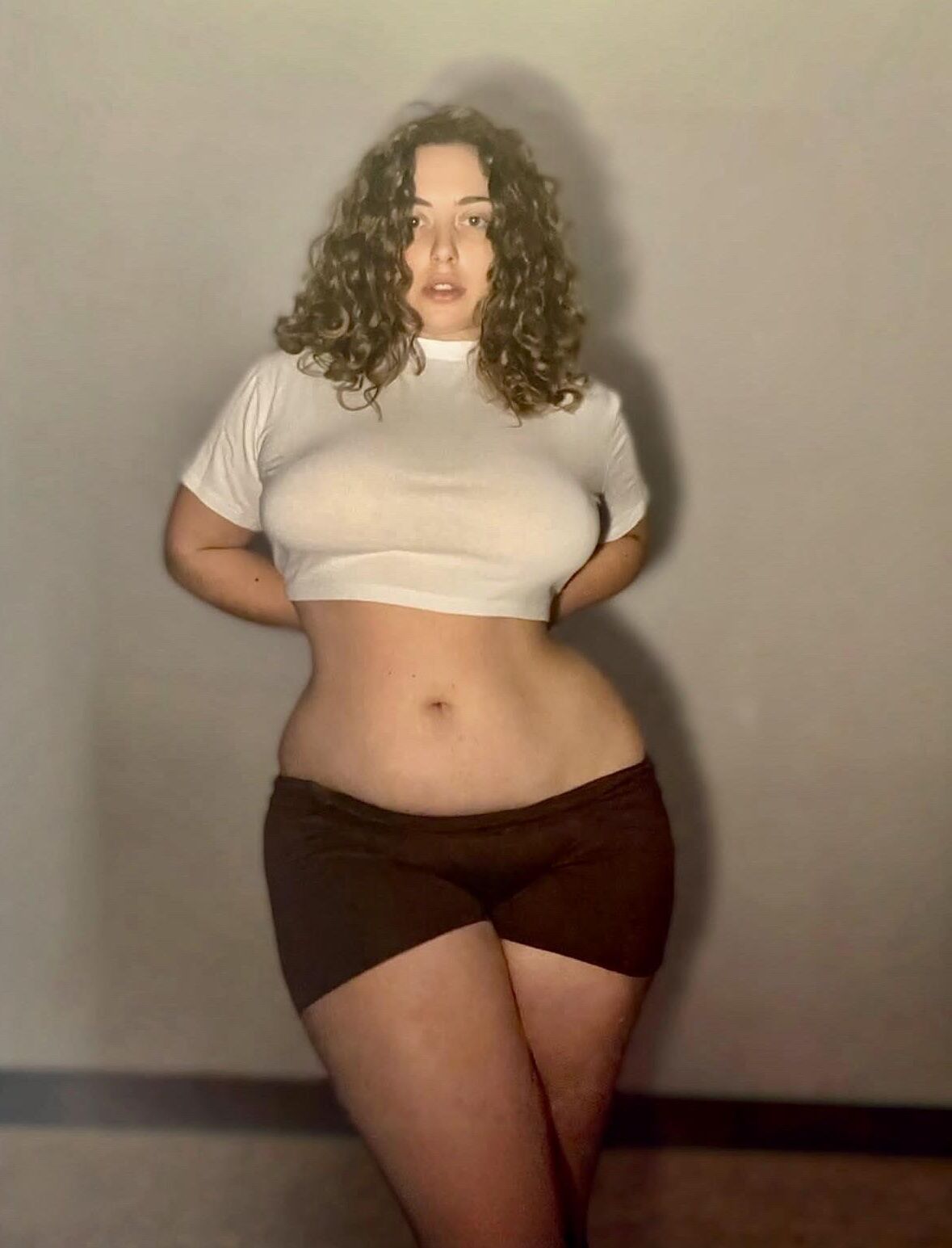 Elisabetta muy sexy chica bbw italiana con cabello rizado y big bu