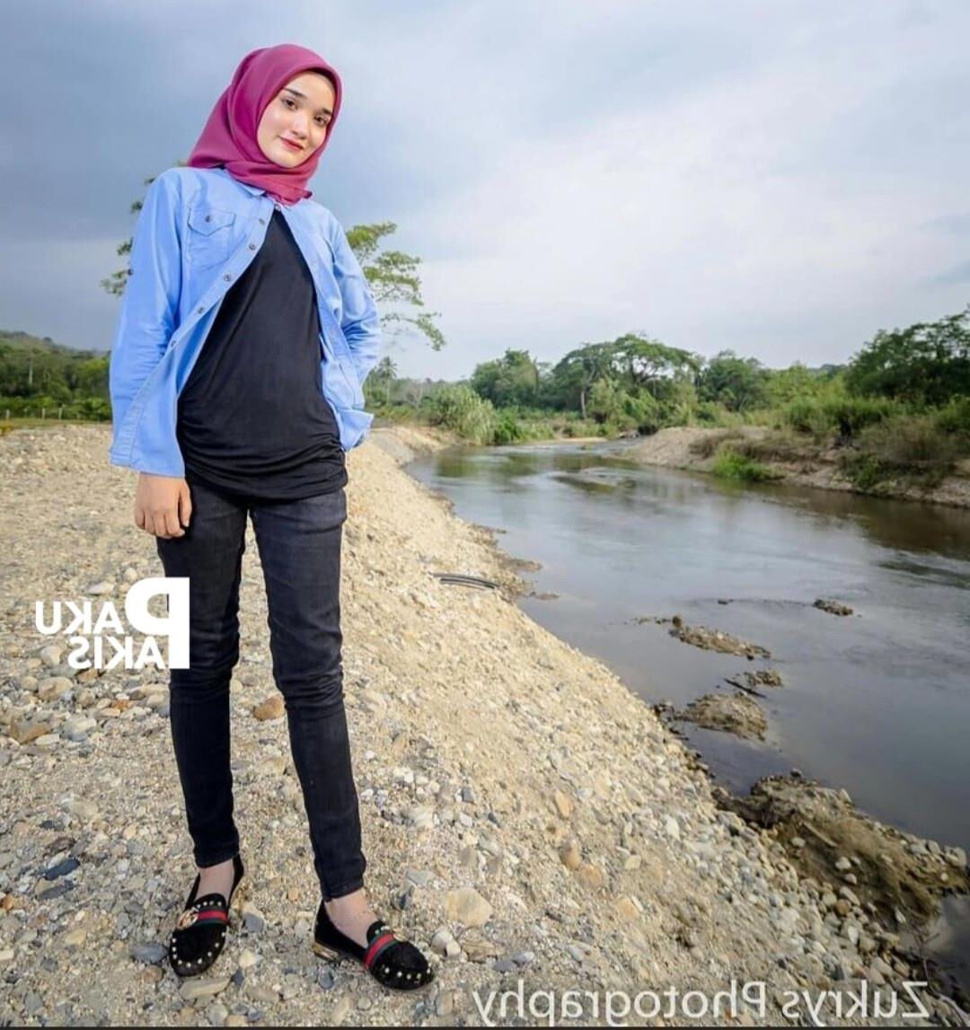 Hijab malaio fofo usando vagabunda