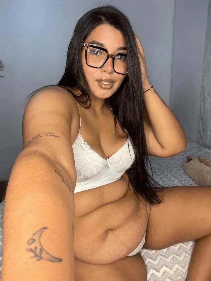 Pretty Young Girl Flabby Belly bonitas tetas