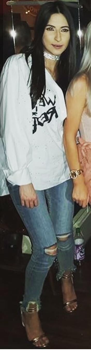 Alex es esta puta adolescente pertenece aquí, ella es una escolta
