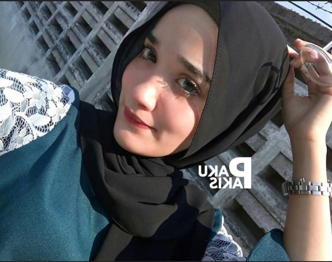 Hijab malaio fofo usando vagabunda