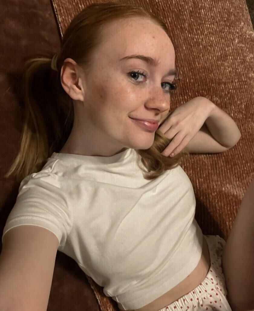 Pelirroja con una bonita sonrisa y un buen cuerpo