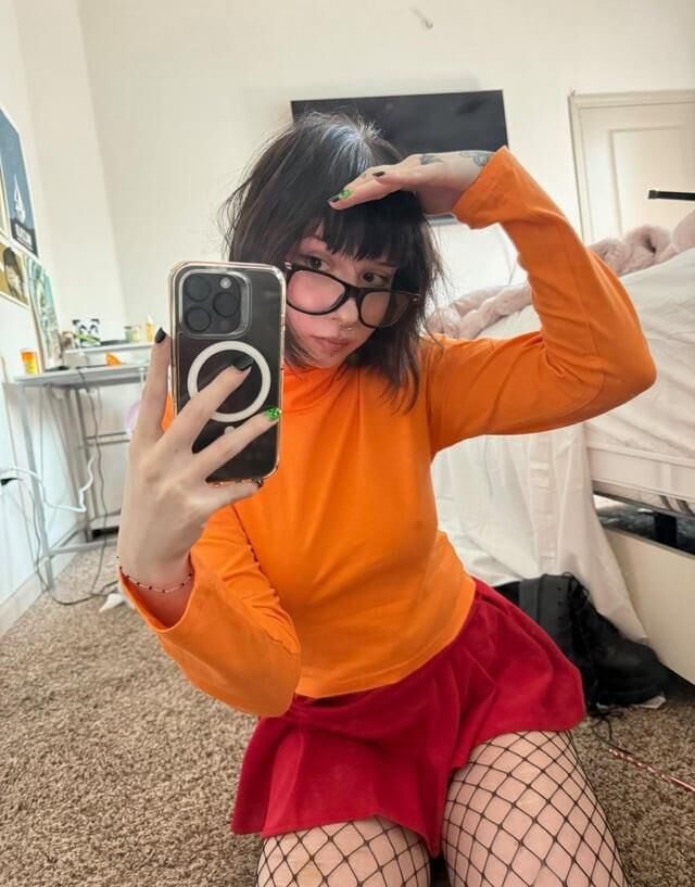 Petite Goth con marcas
