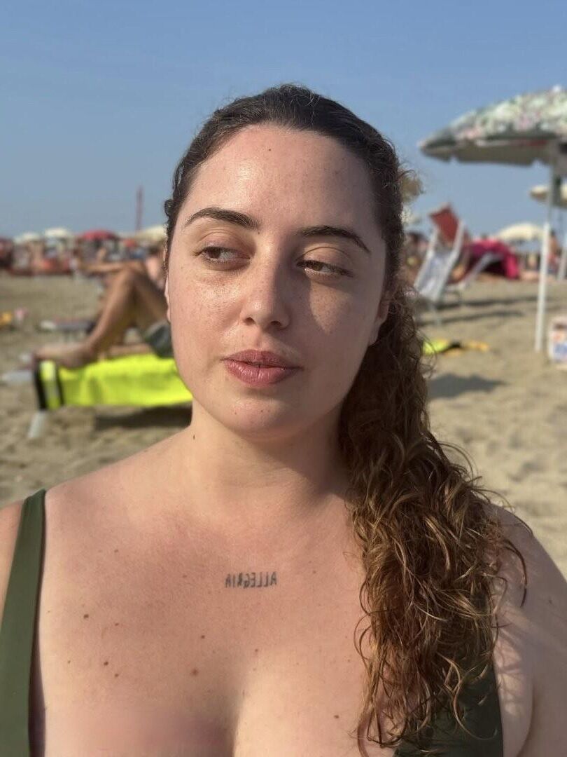 Elisabetta muy sexy chica bbw italiana con cabello rizado y big bu