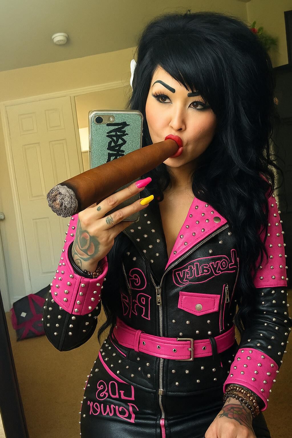 AI riesige Zigarre rauchen Fetisch Bilder Spezielle rosa Lederjacke