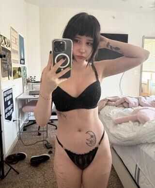 Petite Goth con marcas
