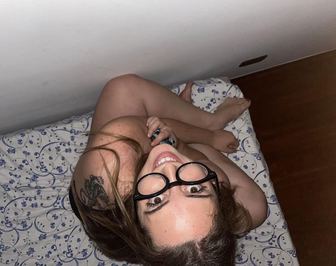 Elisabetta muy sexy chica bbw italiana con cabello rizado y big bu