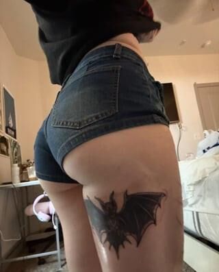 Petite Goth con marcas