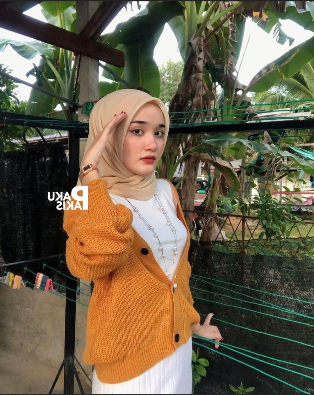 Hijab malaio fofo usando vagabunda