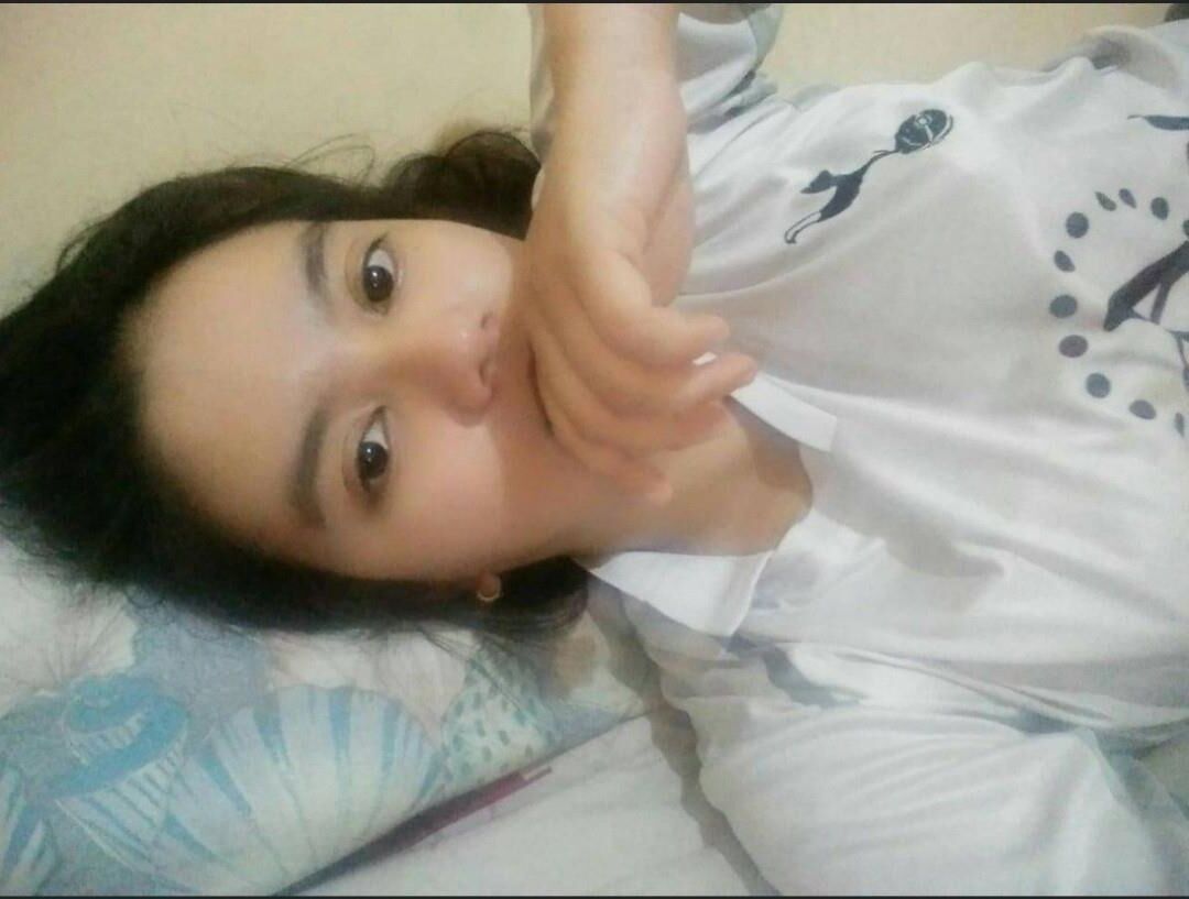 Malaio travesso com peitos grandes