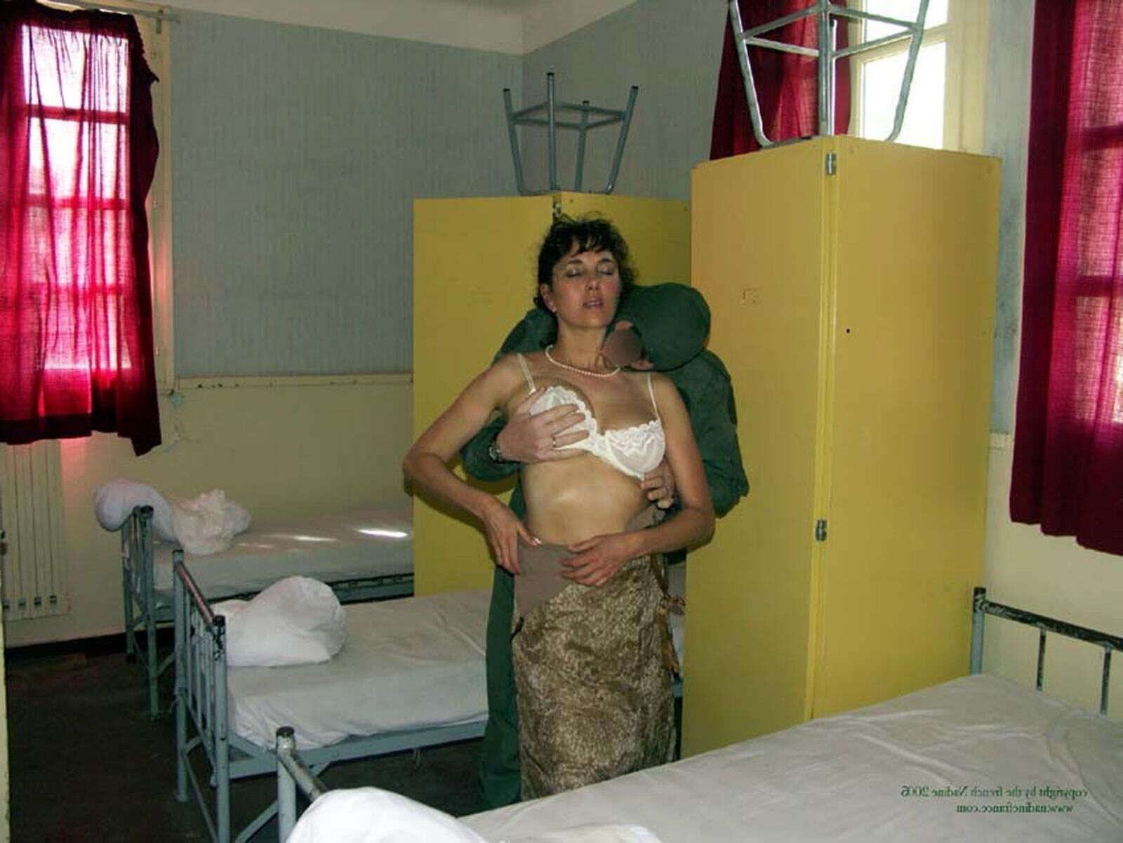 Französische Nadine sexy französische Exhibitionistische Armee Manöver