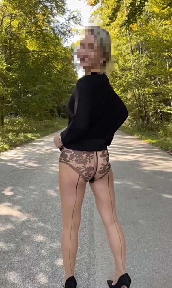 Sunday. Annika taken for a walk and instructed to present itself