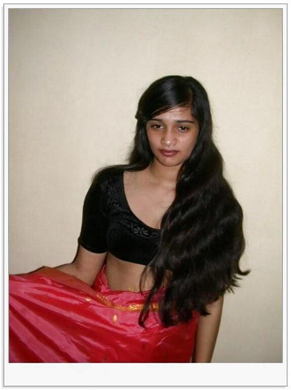 Desi Coed раздевается из ее сари