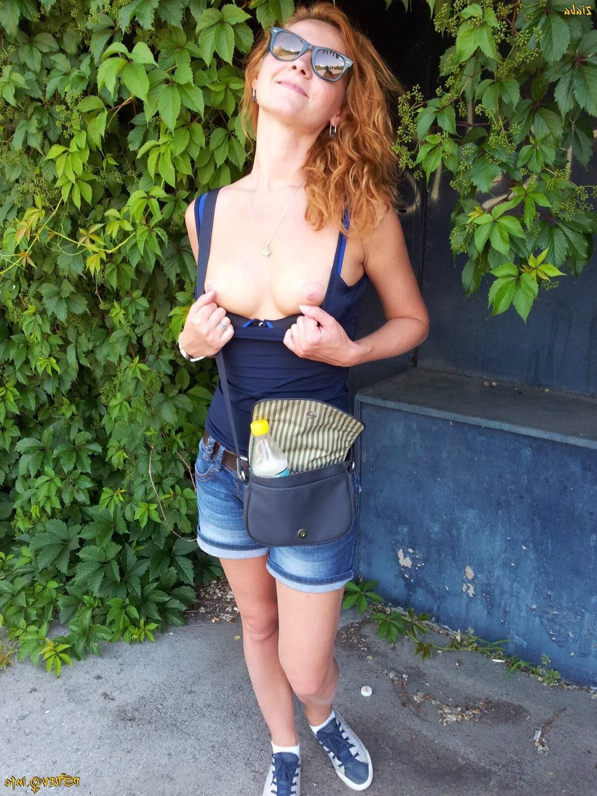 pelirroja con pequeñas tetas! 