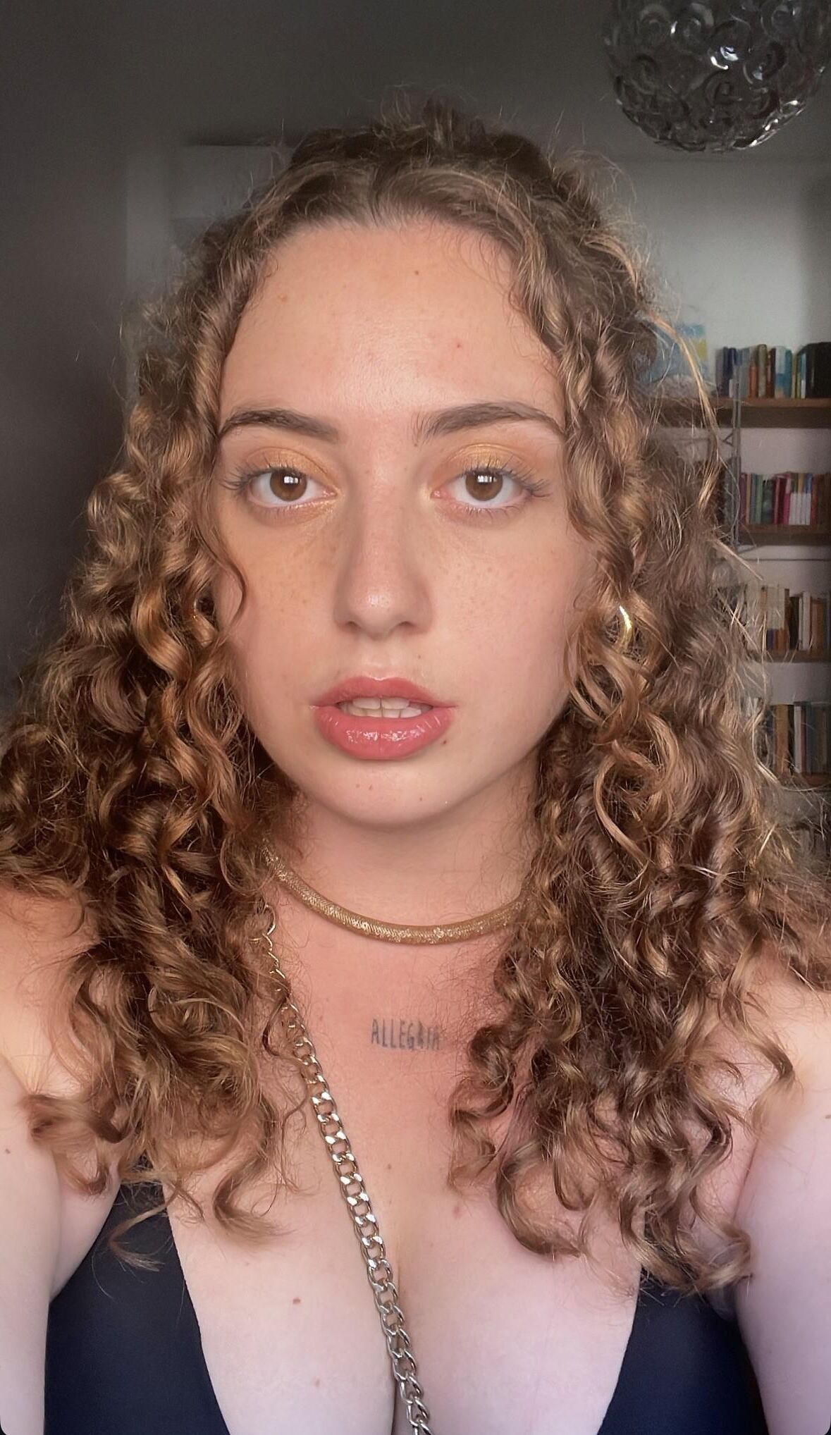 Elisabetta muy sexy chica bbw italiana con cabello rizado y big bu