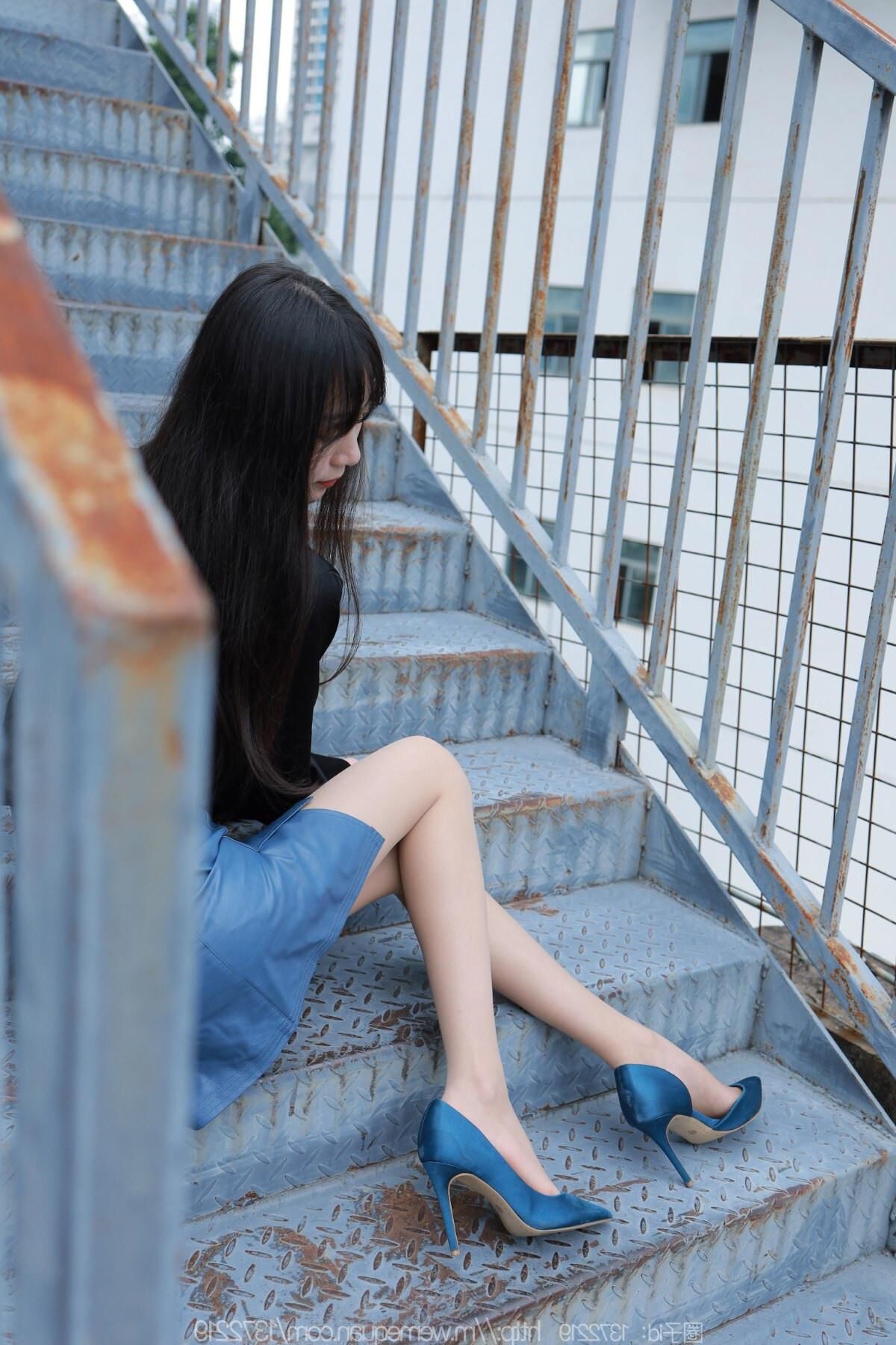 Sexy asiatisches Mädchen in Nylon und Leder