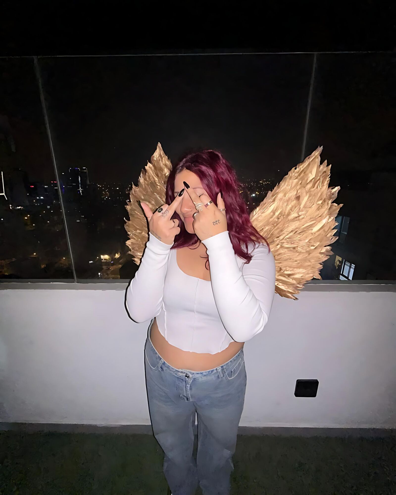 Big Booty Latina Teen muestra su culo y sus pies