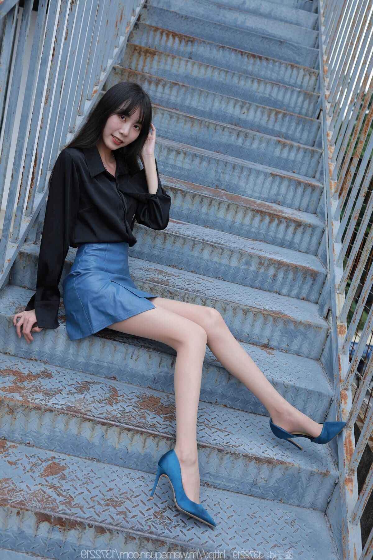 Sexy asiatisches Mädchen in Nylon und Leder