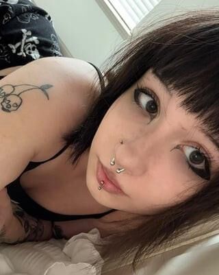 Petite Goth con marcas