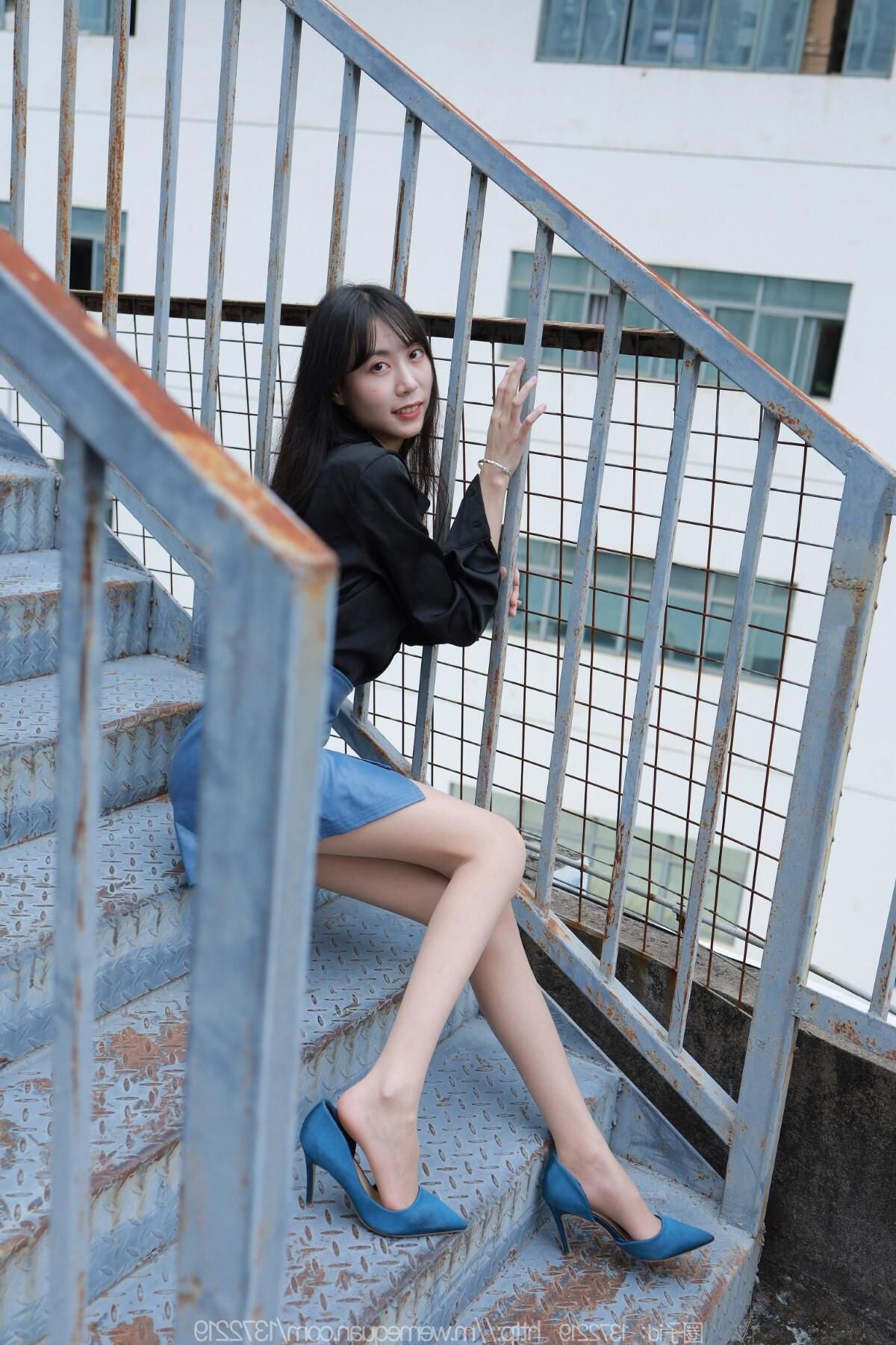 Sexy asiatisches Mädchen in Nylon und Leder