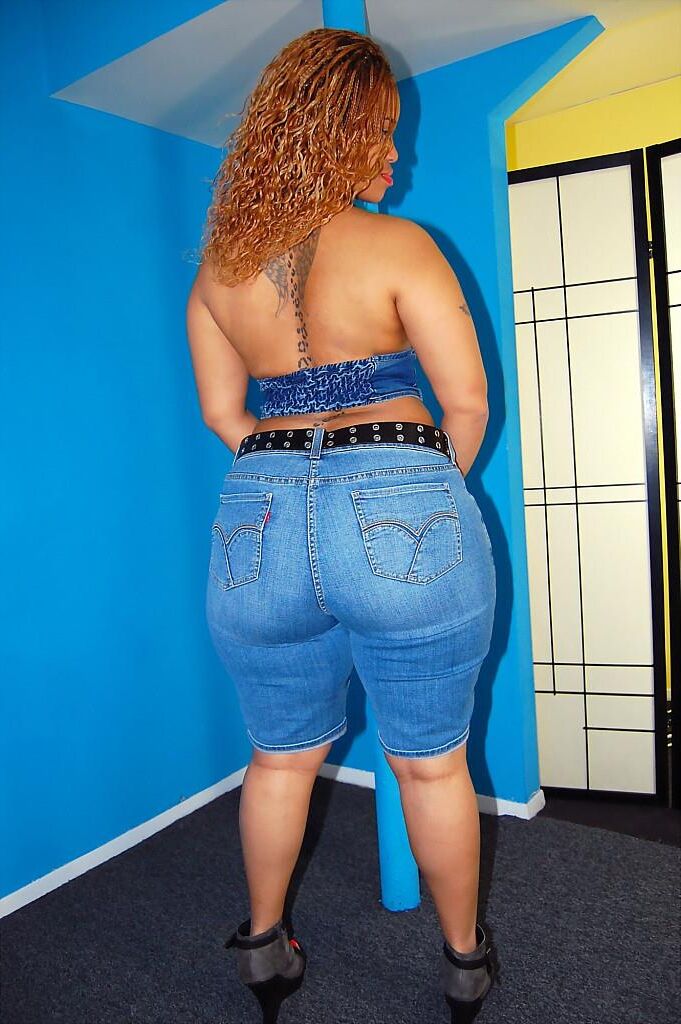 Chyna rojo en ellos jeans