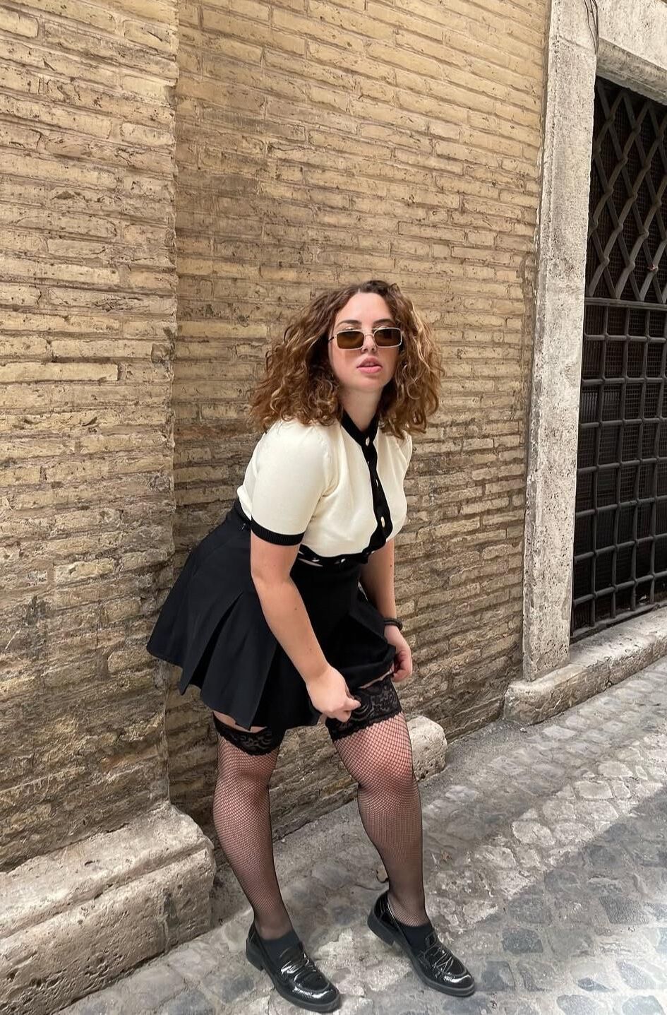 Elisabetta muy sexy chica bbw italiana con cabello rizado y big bu