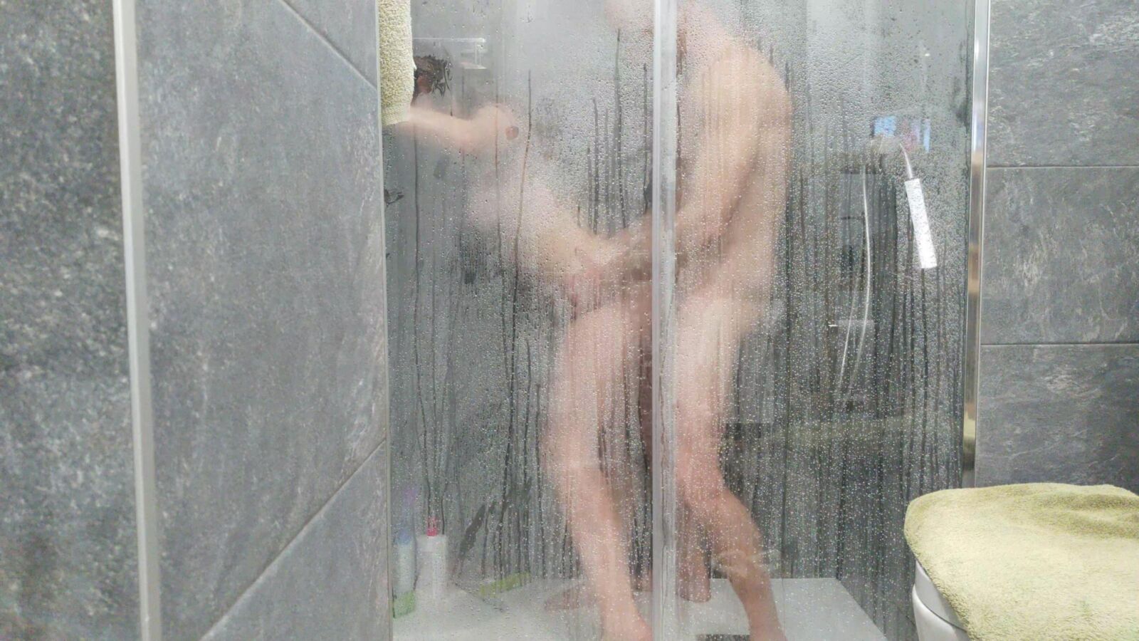 Сильно трахался в душе