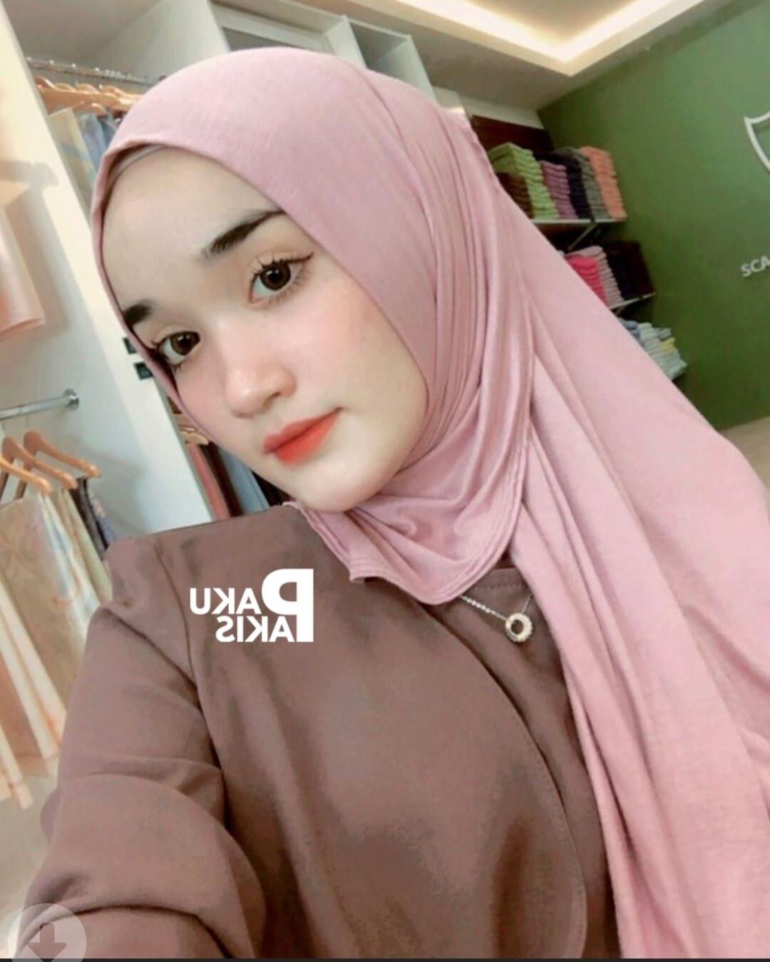Hijab malaio fofo usando vagabunda