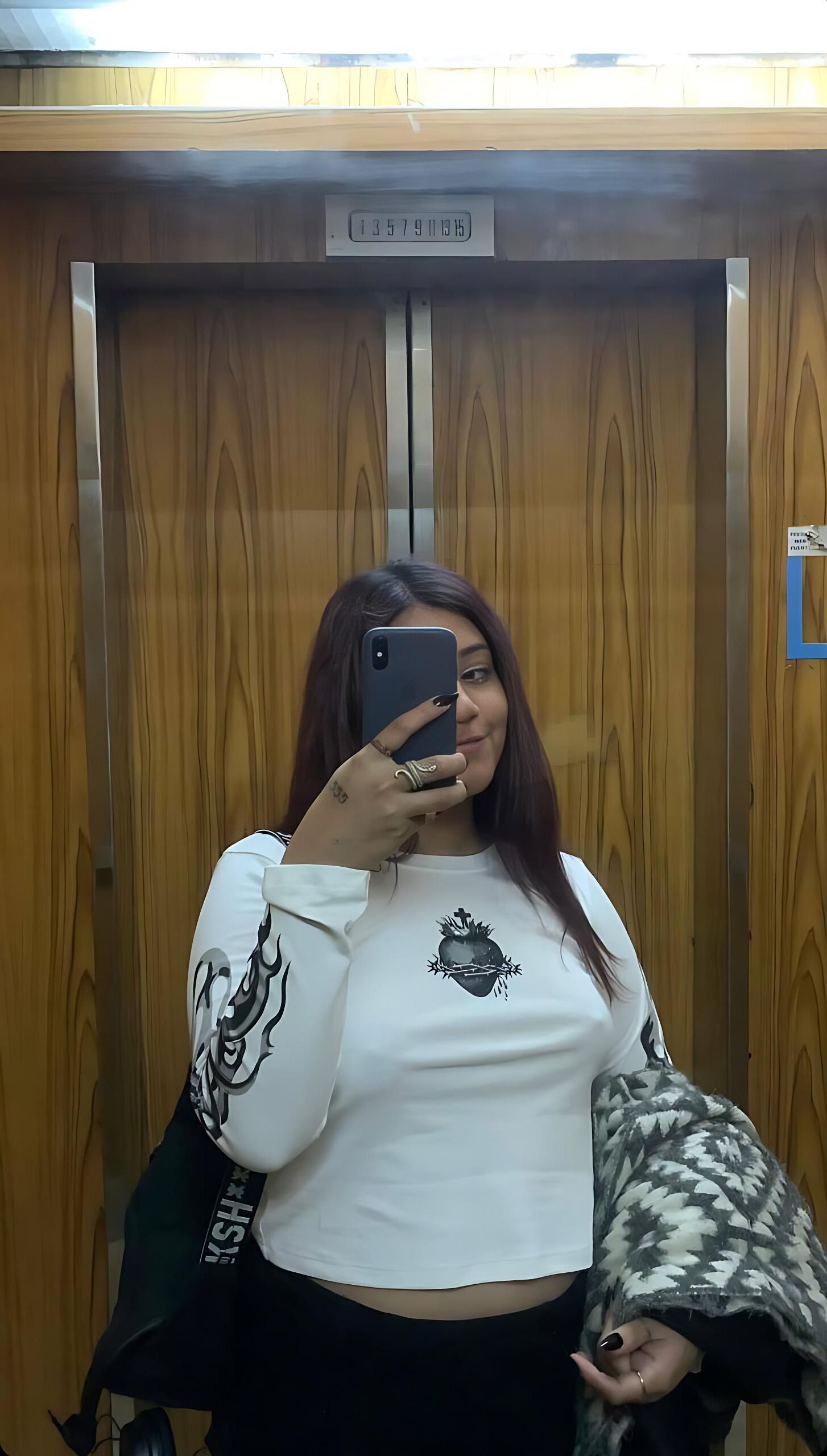Big Booty Latina Teen muestra su culo y sus pies