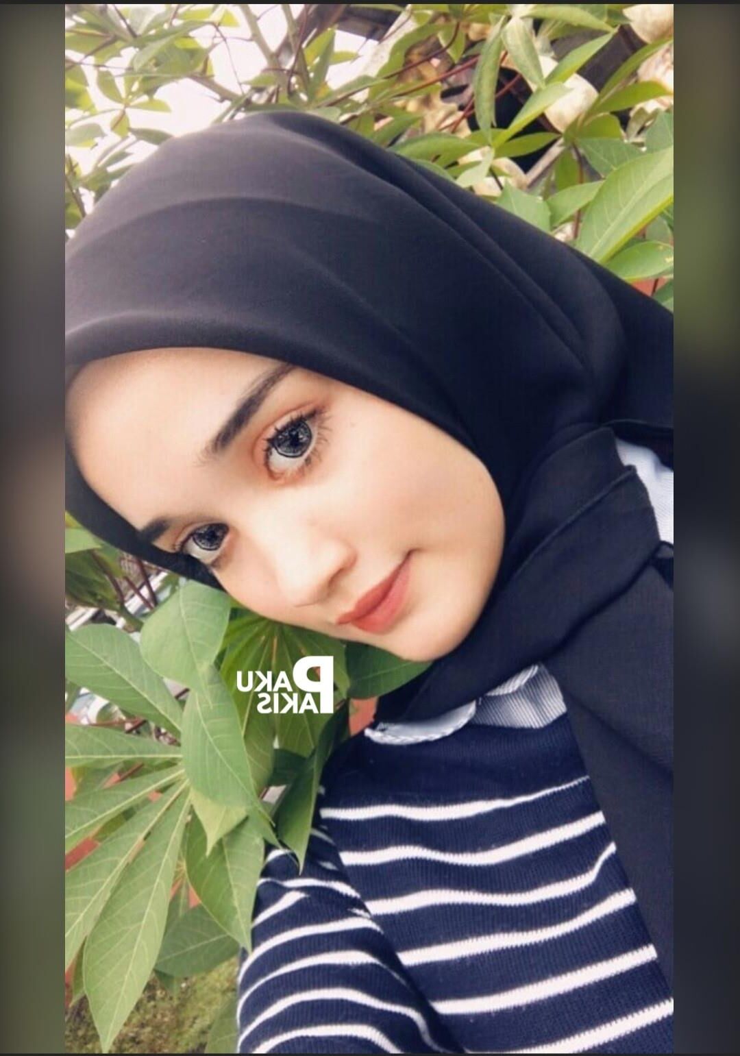 Hijab malaio fofo usando vagabunda