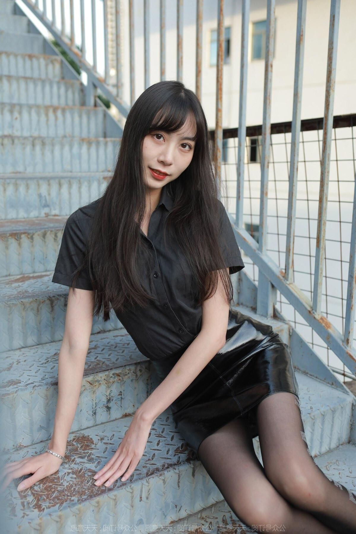 Sexy asiatisches Mädchen in Nylon und Leder