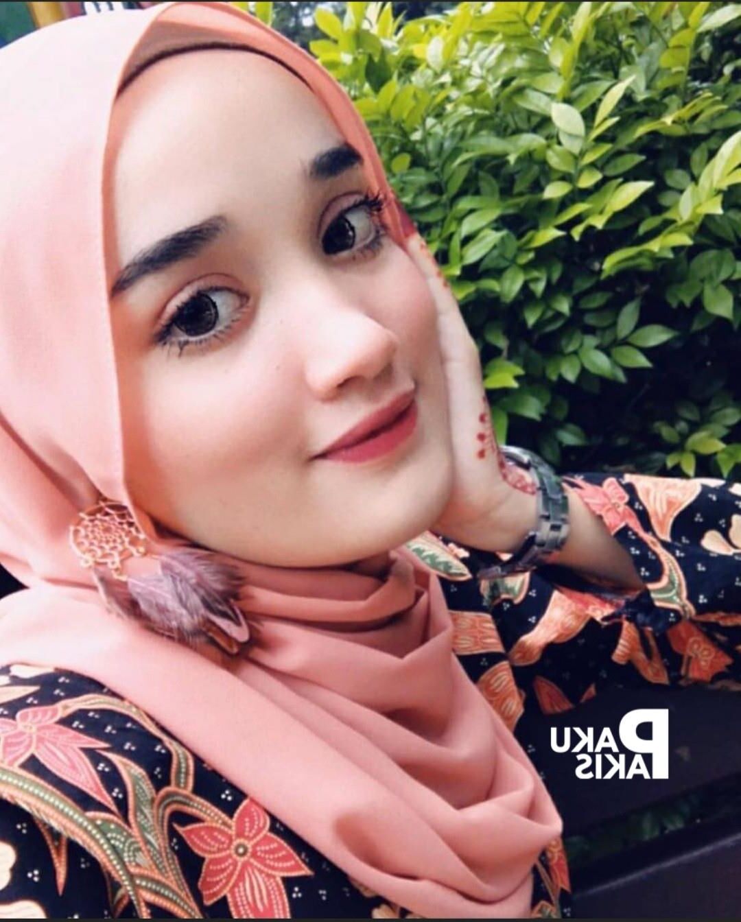 Hijab malaio fofo usando vagabunda
