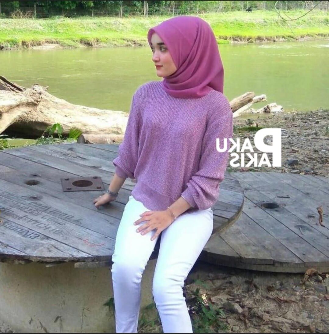 Hijab malaio fofo usando vagabunda