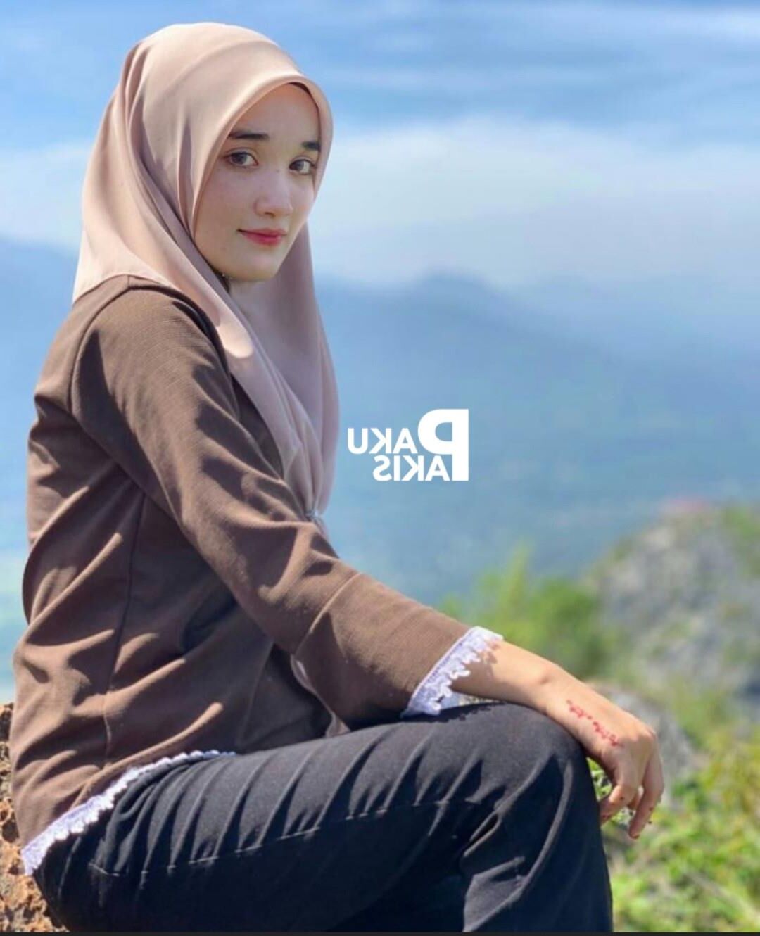 Hijab malaio fofo usando vagabunda