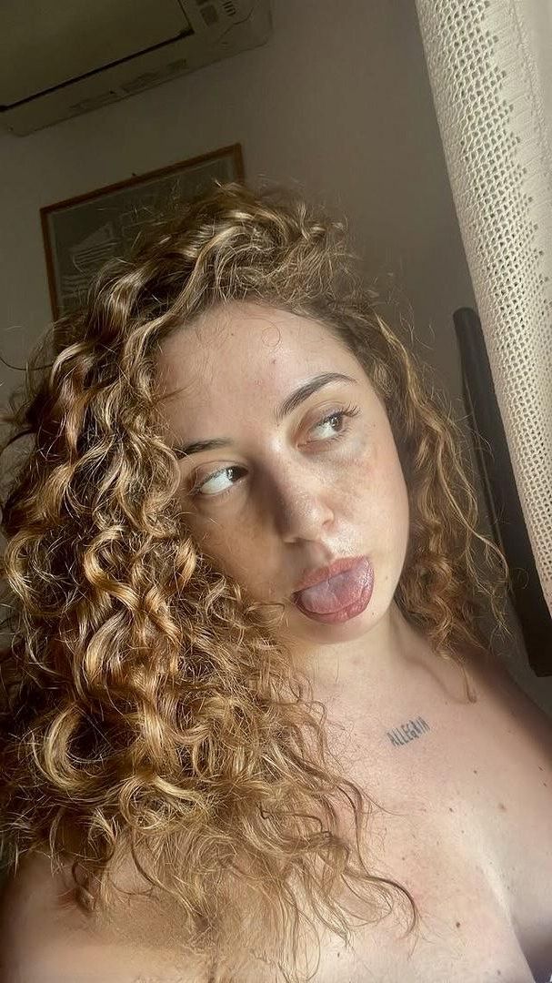 Elisabetta muy sexy chica bbw italiana con cabello rizado y big bu