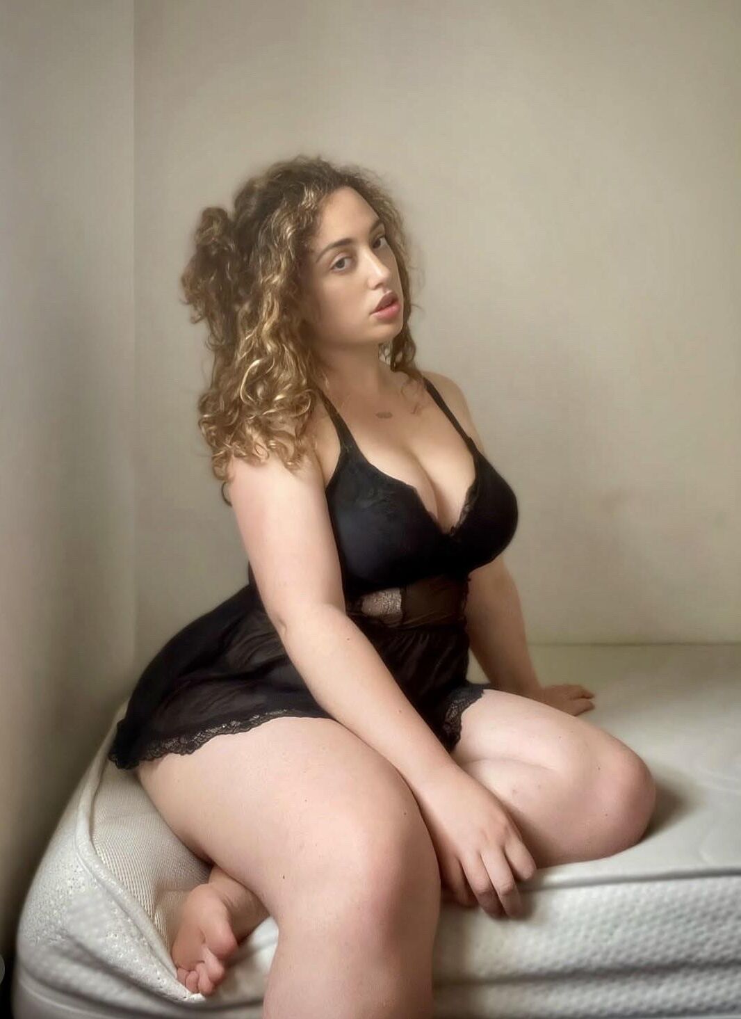 Elisabetta muy sexy chica bbw italiana con cabello rizado y big bu