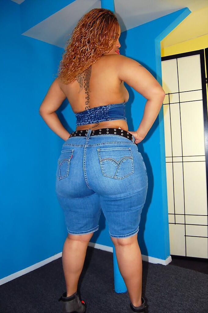 Chyna rojo en ellos jeans