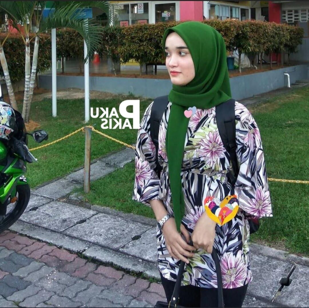 Hijab malaio fofo usando vagabunda