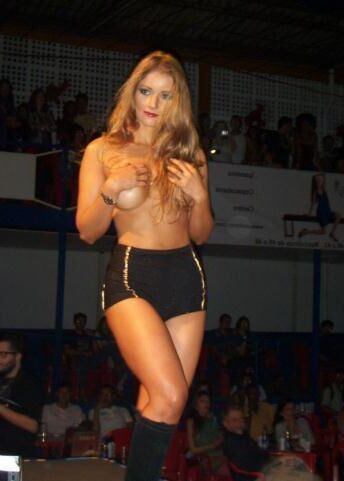 Modelo y actriz brasileña desnuda Nana Gouvea
