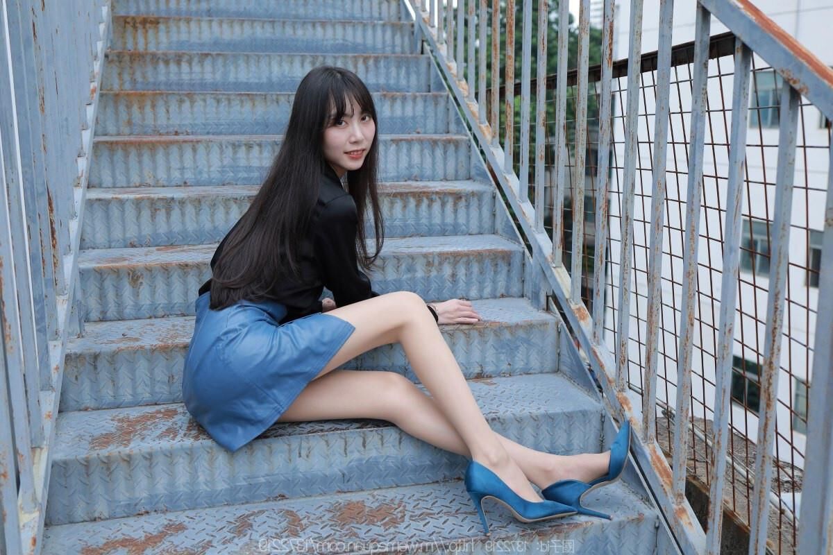 Sexy asiatisches Mädchen in Nylon und Leder