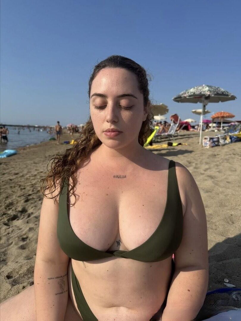 Elisabetta muy sexy chica bbw italiana con cabello rizado y big bu
