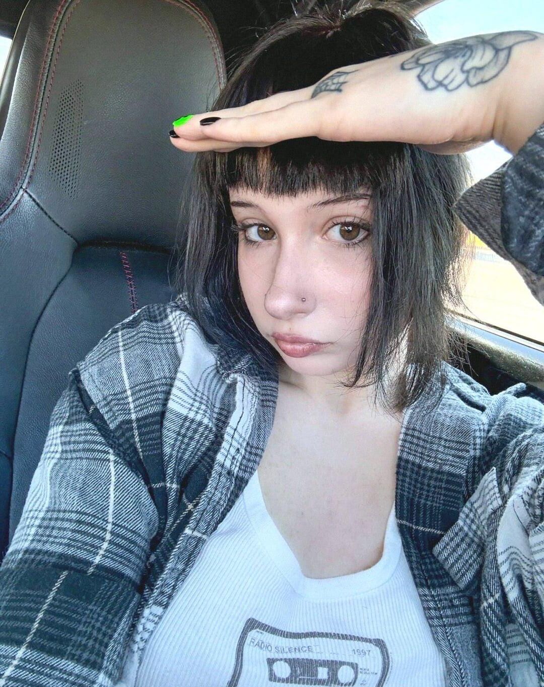 Petite Goth con marcas