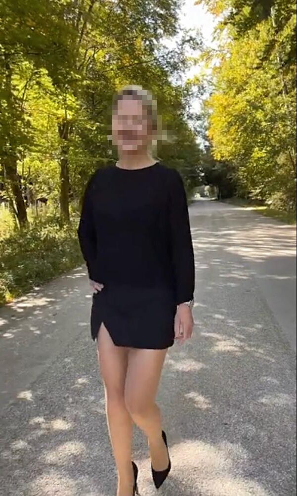 Sunday. Annika taken for a walk and instructed to present itself