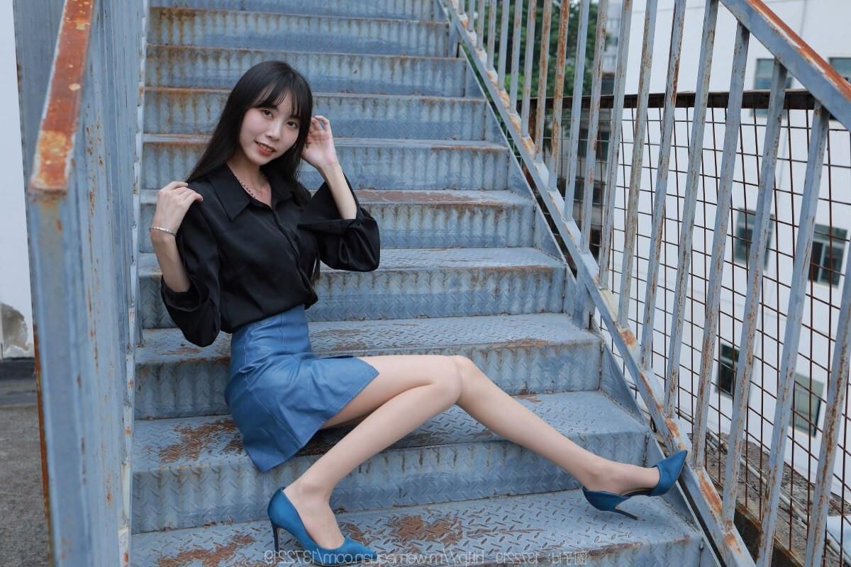 Sexy asiatisches Mädchen in Nylon und Leder